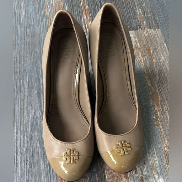 TORY BURCH Jolie Logo Medallion/Leather Wedge Pump Heel Size 5.5 - Picture 1 of 5